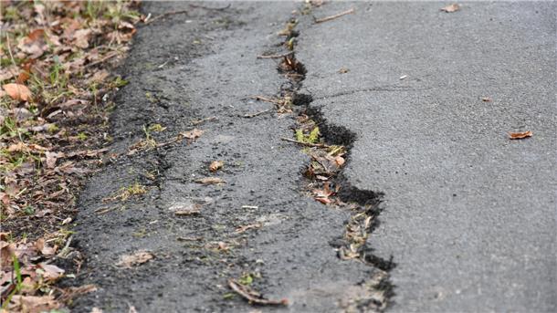 Schadhafte Radwege in Tiste: Senioren haben Angst vor schweren Stürzen Das Foto zeigt die eingebrochene Asphaltdecke.