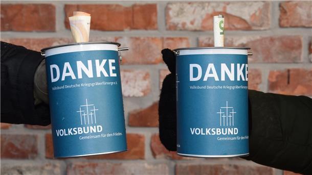 Mit solchen Spendendosen sowie erstmals auch digital sammeln Soldaten aus Seedorf vom 27. bis 30. November auf Straßen und an Haustüren in 85 Orten Geld für die Kriegsgräberfürsorge ein.