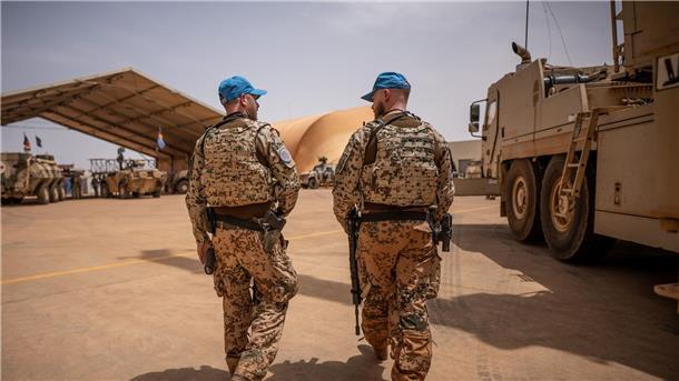 Soldaten der Bundeswehr am 13.04.2023 im Feldlager Camp Castor in Mali.