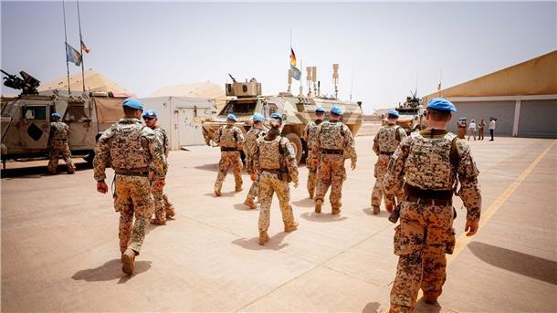 Soldaten der Bundeswehr verlassen einen Platz im Camp Castor in Gao während des Besuchs der Verteidigungsministerin.