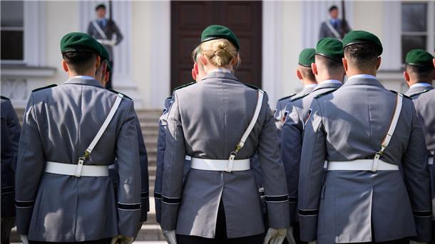 Bundestag beschließt jährlichen Nationalen Veteranentag Soldaten der Ehrenformation der Bundeswehr vorm Schloss Bellevue. Künftig findet in Deutschland jeweils am 15. Juni der Nationale Veteranentag statt.
