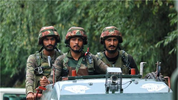 Indien: Sicherheitskräfte töten 29 maoistische Rebellen Soldaten der indischen Armee im Einsatz (Symbolbild).