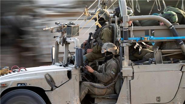 UN fordert Untersuchung von Kriegsverbrechen in Gaza Soldaten der israelischen Armee nahe der Grenze zum Gazastreifen.