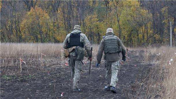 Ukraine setzt Drohnen gegen Flucht von Wehrpflichtigen ein Soldaten der Kampfmittelabwehr der Ukraine führen Entminungsarbeiten in der Region Charkiw im Nordosten der Ukraine durch.