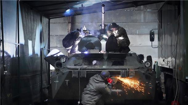 Krieg gegen die Ukraine: So ist die Lage Soldaten der ukrainischen Nationalgarde reparieren einen erbeuteten russischen gepanzerten Mannschaftstransportwagen.