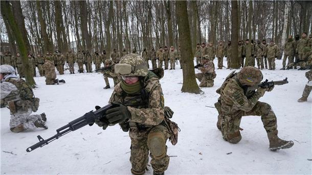 Soldaten der ukrainischen Territorialen Verteidigungskräfte und freiwillige Militäreinheiten der Streitkräfte nehmen an einer Militärübung in einem Stadtpark in Kiew teil.