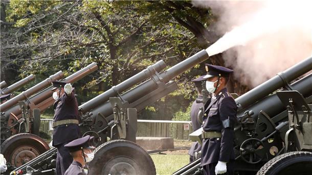 Soldaten feuern beim Staatstrauerakt Kanonen ab.