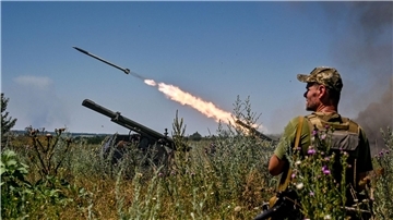Soldaten feuern im Südosten der Ukraine auf russische Stellungen: Seit Anfang Juni haben die Ukrainer rund 210 Quadratkilometer ihres Landes befreit.