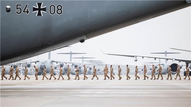 Bundeswehr-Soldaten nach Mali-Einsatz zurück in Deutschland Soldaten laufen nach der Landung über das Gelände vom Fliegerhorst Wunstorf.