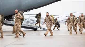 Soldaten verlassen nach der Landung ein Transportflugzeug auf dem Fliegerhorst Wunstorf.