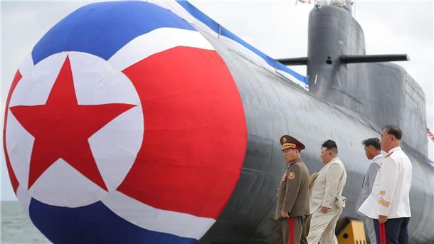 Nordkorea lässt U-Boot für Angriff mit Atomwaffen zu Wasser Soll angeblich mit Atomwaffen transportieren können: das U-Boot Nummer 841 „Hero (Held) Kim Kun Ok“.