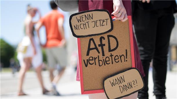Sollte die vom Verfassungsschutz als „gesichert rechtsextremistische“ AfD verboten werden? Das fragen sich auch die Lokalpolitiker im Landkreis Rotenburg.