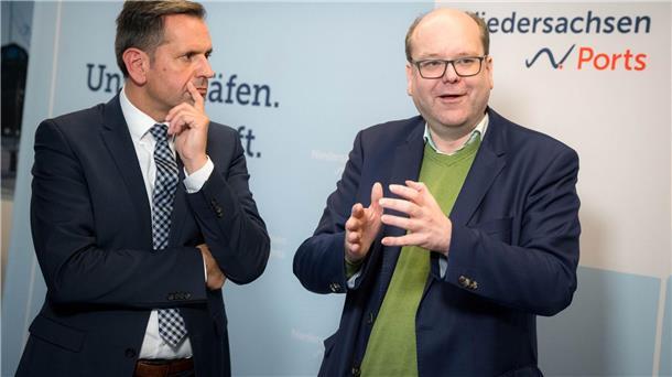 Keine gemeinsame Regierungslinie zur Gasförderung vor Borkum Sollte vor Borkum Gas gefördert werden? In dieser Frage gibt es Differenzen zwischen Ministerpräsident Olaf Lies (l) und Umweltminister Christian Meyer (r). (Archivbild)