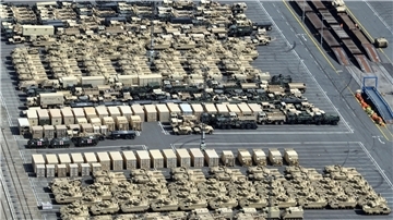 Panzer im Hafen aufgestellt für den Weitertransport.