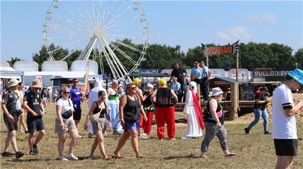 Sonne satt und ein überraschender Auftritt: Das war der Deichbrand-Samstag Sommer, Sonne, Deichbrand. So ausgelassen war der dritte Festivaltag am Sonnabend.