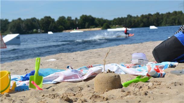 Und endlich sind die Feriengefühle da Sommer, Sonne, Sand – während auf dem Spadener See manch einer mit dem Wasserski unterwegs war, ließen es andere ruhiger angehen.