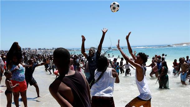 Trauben, Tiere und Trinkspiele: Silvesterbräuche weltweit Sommer, Sonne, Spaß: An Neujahr ist in Südafrika Urlaubslaune angesagt (Archivbild).