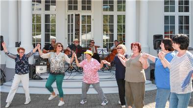 Sommerfest 2019: Die liberale Menorah-Gemeinde hat dazu in den Garten der Villa Schocken in Bremerhaven eingeladen, an die 100 Gäste feierten mit Tanz und Gesang, es begleitete das Blancke-Trio. Bild: Archiv