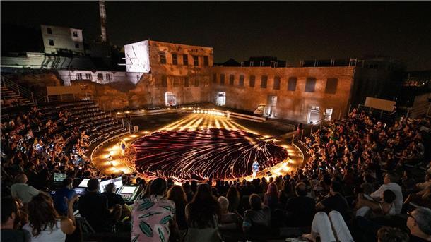 Südosten Europas will mit Kulturhauptstädten glänzen Sommerkino vor dem alten Bahnhof der einstigen Industriestadt Eleusis bei Athen.