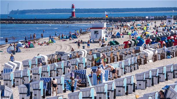 Deutschland-Tourismus erzielt Rekord trotz Konjunkturflaute Sommerurlauber am Ostseestrand in Warnemünde. Im Zeitraum von Januar bis Oktober erzielte der Deutschland-Tourismus mit gut 433 Millionen Übernachtungen einen Rekord.