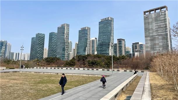 Songdo besteht zu großen Teilen aus gläsernen Hochhäusern und Grünflächen. (Archivbild)