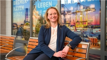 Sonja Riegert von der „Erlebnis Bremerhaven“ vor der neuen Folierung im Hauptbahnhof. 