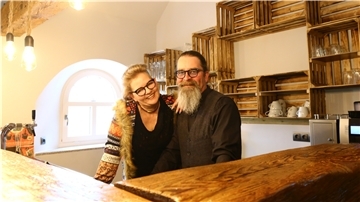 Sonja und Gernot Bieber haben 2009 einen alten Resthof auf der historischen Wurt Isens gekauft. Jetzt eröffnen sie hier die zum Café ausgebaute Scheune für Gäste.