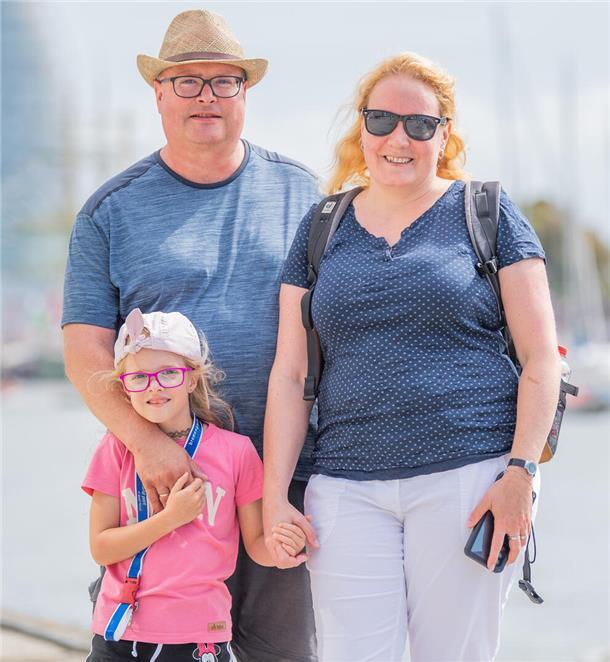 Ein Hoch auf euch! Das sind die Besucher der Maritimen Tage in Bremerhaven (Fotos) Sonja und René mit Tochter Marlene aus Heidenheim schlenderten entlang der Segelschiffe.