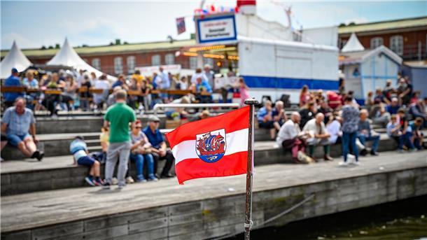 Sonne satt und frischer Fisch haben erstmals seit rund anderthalb Jahren wieder viele Besucher in den Fischereihafen gelockt. Rund 5000 Gäste wurden gezählt.
