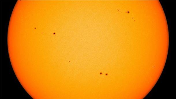 Sonne so aktiv wie lange nicht - Gefahr für unsere Erde? Sonnenflecken sind auf der Oberfläche der Sonne zu sehen. Wissenschaftler haben zuletzt mehrfach starke Eruptionen und Sonnenstürme gemessen.