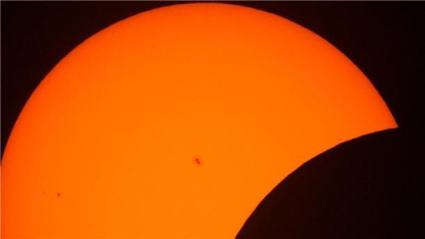 Millionen Menschen sehen totale Sonnenfinsternis Sonnenflecken sind während der Anfangsphase der Sonnenfinsternis zu sehen.