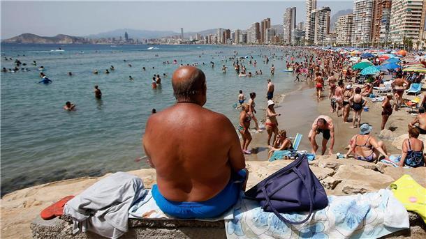 Sonnenhungrige am Strand von Benidorm.