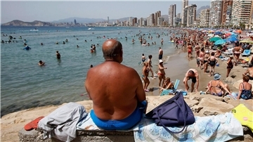 Sonnenhungrige am Strand von Benidorm.