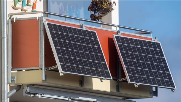 Erleichterungen für Balkonkraftwerke treten in Kraft Sonnenkollektoren sind an einem Balkon installiert.
