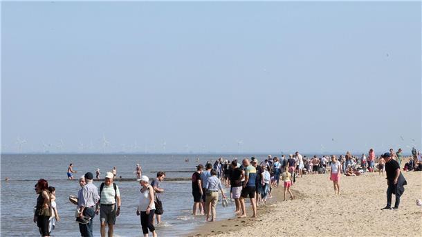 Sonnenschein und sommerliche Temperaturen vor Herbstanfang Sonnenschein und sommerliche Temperaturen haben viele Menschen an den Strand in Cuxhaven-Duhnen gelockt.