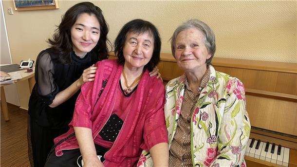 Exklusives Konzert für Ururenkelin von Komponist Robert Schumann Sontraud Speidel (Mitte) ist mit ihrer Kollegin Franziska Lee zu einem exklusiven Konzert ins Haus Christa gekommen. Sie gibt es zu Ehren ihrer langjährigen Freundin Barbara Schumann.