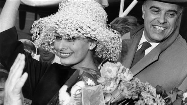 Sophia Loren mit ihrem Ehemann Carlo Ponti 1959 bei der Ankunft in Berlin. (Foto: Archiv)