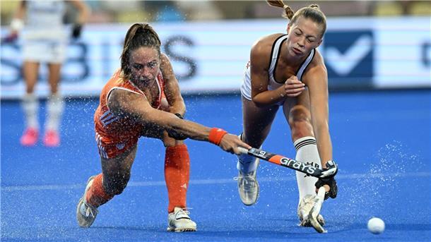 Sophia Schwabe (r) und die Niederländerin Lisa Post im Duell um den Ball.