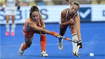 Sophia Schwabe (r) und die Niederländerin Lisa Post im Duell um den Ball.