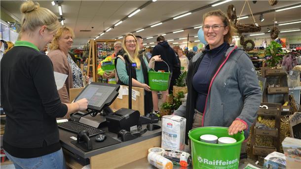 Sophie Brünjes (vorne an der Kasse) ist nur eine von ungezählten Kunden, die am Wochenende zum Jubiläum im Raiffeisen-Markt vorbeischauten und nicht nur Rabatte, sondern auch unterhaltsame Angebote für die ganze Familie gerne mitnahmen.