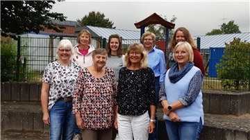 Gruppenfoto der neuen Familienbesucherinnen und ihrer Referentinnen.