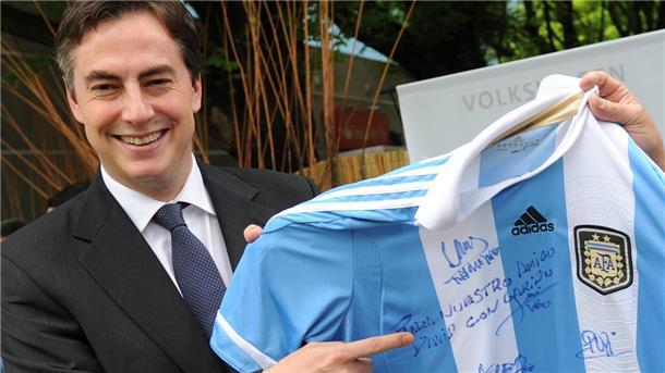 Fußball-EM: Wem drückt der Halbschotte David McAllister die Daumen? Souvenir aus Argentinien: Beim Besuch im Volkswagen Werk bei Buenos Aires im Oktober 2011 bekam der damalige Ministerpräsident David McAllister (CDU) ein signiertes Fußball-Trikot der argentinischen Nationalmannschaft überreicht.