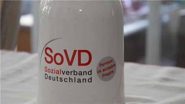Das Foto zeigt eine Tasse mit dem Schriftzug "Sozialverband". 