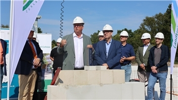 Menschen bei der Grundsteinlegung