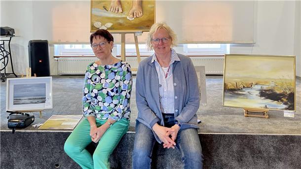 Sowohl Ina Korter (rechts) als auch Gisela Böhle mögen maritime Motive.
