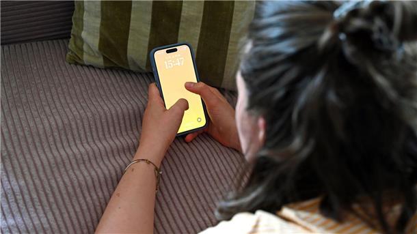 Warum junge Menschen weniger glücklich sind Soziale Medien können starken Druck bei auf junge Menschen verursachen, wenn man sich dort ständig vergleicht.