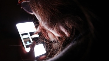 Soziale Medien, wie TikTok und Instagram beeinflussen das Selbstbild der jungen Generation.