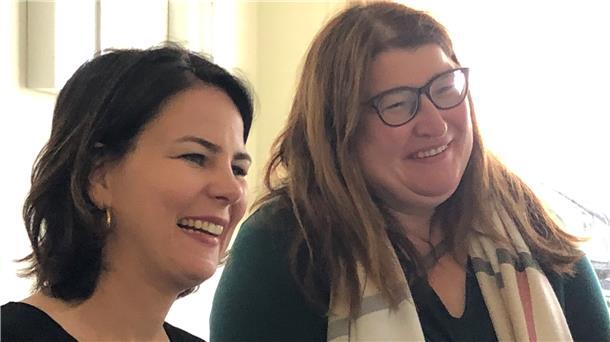 Sozialsenatorin Anja Stahmann (rechts) kennt die Bundesvorsitzende der Grünen, Annalena Baerbock, aus mehreren Besuchen in Bremen wie hier im Familienzentrum und Mehrgenerationenhaus „Mobile“ in Hemelingen.