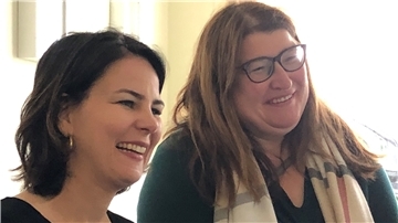 Sozialsenatorin Anja Stahmann (rechts) kennt die Bundesvorsitzende der Grünen, Annalena Baerbock, aus mehreren Besuchen in Bremen wie hier im Familienzentrum und Mehrgenerationenhaus „Mobile“ in Hemelingen.