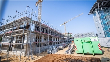 Späte Grundsteinlegung: Der Neubau des Jobcenters in Bremerhaven wächst bereits in die Höhe.